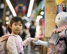 Bill Gates: Gates: A mesterséges intelligencia megszünteti a globális orvos- és tanárhiányt. Képeken: Egy lány, aki egy robot kezét fogja (Kép forrása: Andy Kelly, Unsplash)