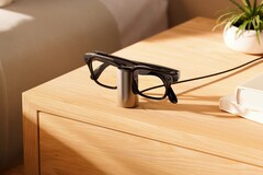 A Meta Glasses töltőállvány kiválóan használható asztali vagy éjjeliszekrényes töltőként.