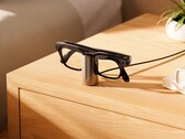 A Meta Glasses töltőállvány kiválóan használható asztali vagy éjjeliszekrényes töltőként.