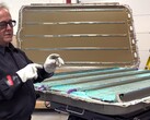 A Cybertruck szerkezeti 4680-as akkumulátorcsomagját kihívást jelent a javítás. (Kép forrása: Munro Live/YT)
