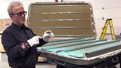 A Cybertruck szerkezeti 4680-as akkumulátorcsomagját kihívást jelent a javítás. (Kép forrása: Munro Live/YT)