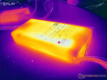 A hálózati adapter 57 C fölé emelkedik igényes terheléseknél