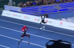 A kínai Tiangong Ultra (jobbra) és az Honor Lightning (balra) megdöntötték Usain Bolt 100 méteres világrekordját.