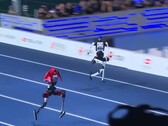 A kínai Tiangong Ultra (jobbra) és az Honor Lightning (balra) megdöntötték Usain Bolt 100 méteres világrekordját.
