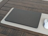 A legújabb MSI Stealth 16 átveszi a Prestige sorozat elegánsabb és letisztultabb megjelenését, de furcsa módon kihagyja az SD-kártya-olvasót, amelyre a célközönsége támaszkodik