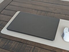 A legújabb MSI Stealth 16 átveszi a Prestige sorozat elegánsabb és letisztultabb megjelenését, de furcsa módon kihagyja az SD-kártya-olvasót, amelyre a célközönsége támaszkodik