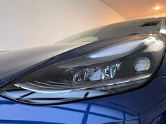 A 2021-es Model 3 LR-fényszórójának közeli felvétele