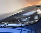 A 2021-es Model 3 LR-fényszórójának közeli felvétele