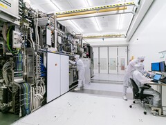 Kínai tudósok szilárdtest DUV-lézert hoztak létre, amely átalakíthatja a chipgyártást. Képeken: Munkások dolgoznak az ASML tisztaterében (Kép forrása: ASML)