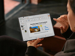 A Mate XTs a folyamatos kijelzőnek köszönhetően három testhelyzetben használható. (Kép forrása: Huawei)