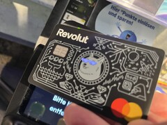 A világító szemekkel ellátott Revolut-kártyát használjuk az érintésmentes terminálon történő fizetéshez