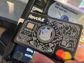 A világító szemekkel ellátott Revolut-kártyát használjuk az érintésmentes terminálon történő fizetéshez