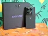 A Razr Fold bőséges akkumulátor-kapacitással rendelkezik, és más területeken is lenyűgöző teljesítményt nyújt.