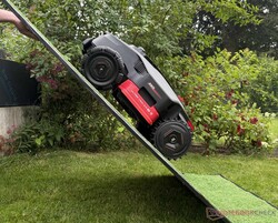 Tesztpályánkon mindkét AWD robotfűnyíró sikeresen megmászta a 70%-os emelkedőt (a képen: Mova LiDAX Ultra AWD)