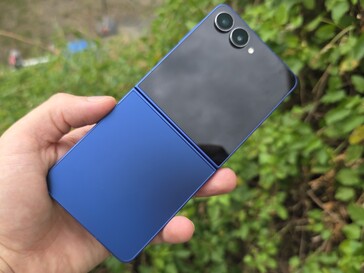 Samsung Galaxy Z Flip7 felülvizsgálat. (Kép forrása: Marcus Herbrich)