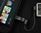 Nintendo Switch 2, amely egy külső IceMag akkumulátorról kapja az áramot, egy Genki USB-C kábelen és egy beépített teljesítménymérőn keresztül csatlakoztatva (Kép forrása: ETA Prime a YouTube-on)