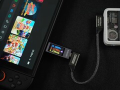 Nintendo Switch 2, amely egy külső IceMag akkumulátorról kapja az áramot, egy Genki USB-C kábelen és egy beépített teljesítménymérőn keresztül csatlakoztatva (Kép forrása: ETA Prime a YouTube-on)
