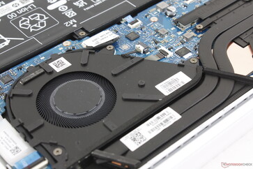 A hűtési megoldás egyetlen ~60 mm-es ventilátorból és két rövid réz hőcsőből áll