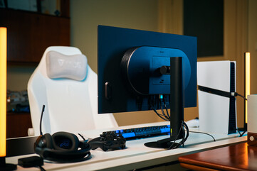 Az e-sportot előtérbe helyező ergonómia: A Sony Inzone M10S II hátsó profilja felfedi az ultravékony OLED-panelt, a finom stílust és a kompakt, kör alakú állványalapot, amelyet úgy terveztek, hogy helyet szabadítson fel az asztali alátéte