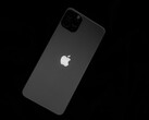 Egy iPhone hátulja, fekete háttér előtt az Apple logóval