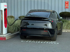 Az új Diamond Black Y modell színe messziről fényes, de közelről sokkal összetettebb. (Kép forrása: Sawyer Merritt/X)