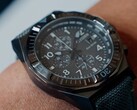 Közelkép a Citizen Nighthawk CA0897-04H óráról, sötét szürke számlappal.