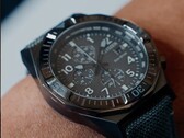 Közelkép a Citizen Nighthawk CA0897-04H óráról, sötét szürke számlappal.