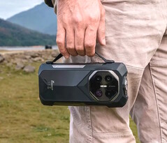 A Fossibot F113 okostelefon oldalán egy kényelmes hordozópánt található. (Kép forrása: Fossibot)