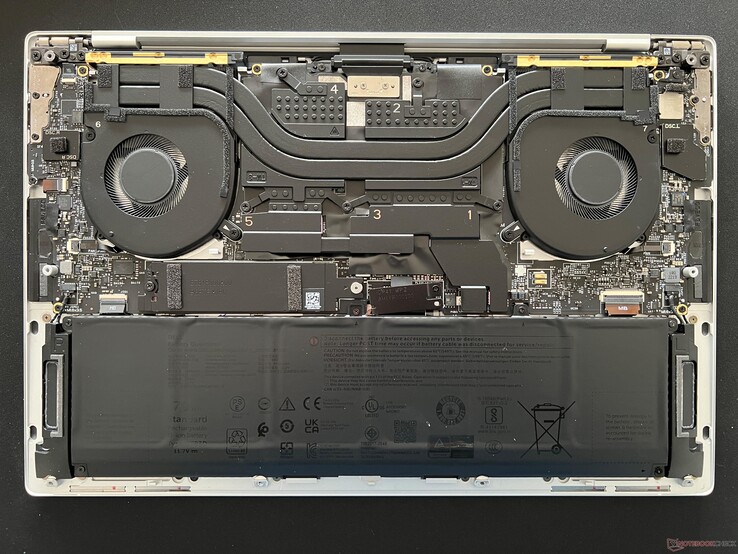 Dell XPS 14 összehasonlításképpen. A hűtési megoldás RTX 4050 grafikával konfigurálva kissé megváltozik