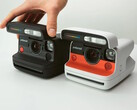 A hiperfokális lencserendszerrel ellátott Polaroid Flip instant fényképezőgép fekete és fehér színben érkezik. (Kép forrása: Polaroid)