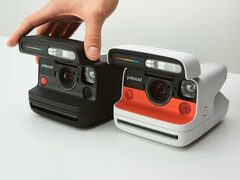 A hiperfokális lencserendszerrel ellátott Polaroid Flip instant fényképezőgép fekete és fehér színben érkezik. (Kép forrása: Polaroid)