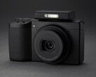 Ricoh GR IV monokróm fényképezőgép opcionális külső vakuegységgel. (Kép forrása: Ricoh)