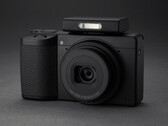 Ricoh GR IV monokróm fényképezőgép opcionális külső vakuegységgel. (Kép forrása: Ricoh)