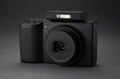 Ricoh GR IV monokróm fényképezőgép opcionális külső vakuegységgel. (Kép forrása: Ricoh)