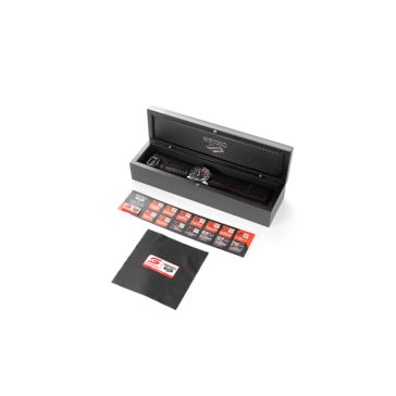 A dobozban Seiko Supercars kitűző, egy márkás tisztítókendő és egy egyedi számozott tanúsítvány található