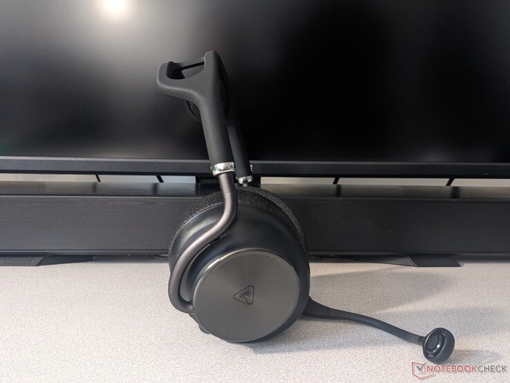 A Turtle Beach Stealth Pro II oldala mikrofonnal látható