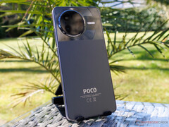 A Poco F7 Pro a középkategóriás árcédulája ellenére a közelmúlt zászlóshajóival kell felvennie a versenyt. (Kép forrása: Notebookcheck)
