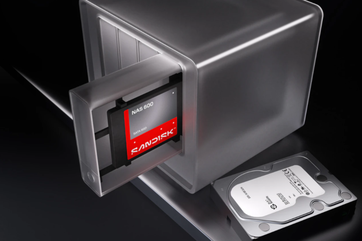 Sandisk NAS 600 SATA SSD látható egy NAS meghajtórekeszében, egy merevlemez mellett4