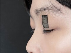 Az érzékelő képe egy ember szemhéján (Kép forrása: Jun Chen Lab/UCLA; vágott kép)