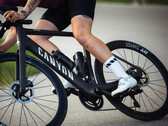 A Canyon Endurace:ONfly e-bike (a képen) egy vékony, kormányra szerelt távirányítóval rendelkezik, amely kapcsolja az üzemmódokat és kijelzi az asszisztencia állapotát. (Kép forrása: Canyon)