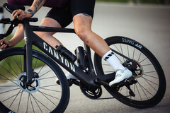 A Canyon Endurace:ONfly e-bike (a képen) egy vékony, kormányra szerelt távirányítóval rendelkezik, amely kapcsolja az üzemmódokat és kijelzi az asszisztencia állapotát. (Kép forrása: Canyon)