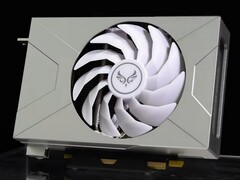 A Zephyr piacra dobja a gyönyörű, teljesen fém RTX 4070 Sakura Snow X-et (Kép forrása: Zephyr)