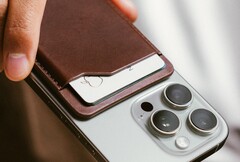 Az új Nomad Leather Mag Wallet egy AirTagnek köszönhetően megtalálható (Kép forrása: Nomad)