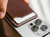 Az új Nomad Leather Mag Wallet egy AirTagnek köszönhetően megtalálható (Kép forrása: Nomad)