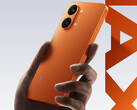 A Turbo 5 Max iPhone 17 Pro-szerű narancssárga színben kerül forgalomba. A képen: a Sunshine Orange modell hátoldalát bemutató promóciós kép. (Kép forrása: Redmi)