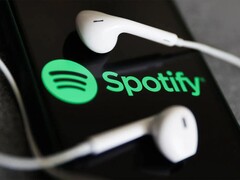 Egy kép, amelyen egy telefonon lévő fejhallgató látható a Spotify logójával. (Kép forrása: Jakub Porzycki/NurPhoto - Getty Images)