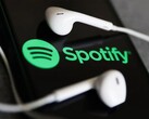 Egy kép, amelyen egy telefonon lévő fejhallgató látható a Spotify logójával. (Kép forrása: Jakub Porzycki/NurPhoto - Getty Images)
