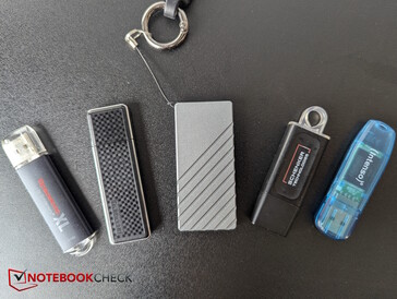 Nem tűnik ki furcsán még az USB pálcikákkal sem