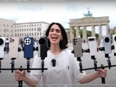 A Vivo X200 Ultra a zoomos fényképezés királya. Egy személy a kezében a képen látható teszttelefonokkal. (A kép forrása: Versus; kivágva)