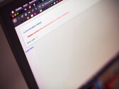 Laptop képernyője, amelyen a sikertelen bejelentkezés után „Authentication Failed” (Hitelesítés sikertelen) hibaüzenet látható.